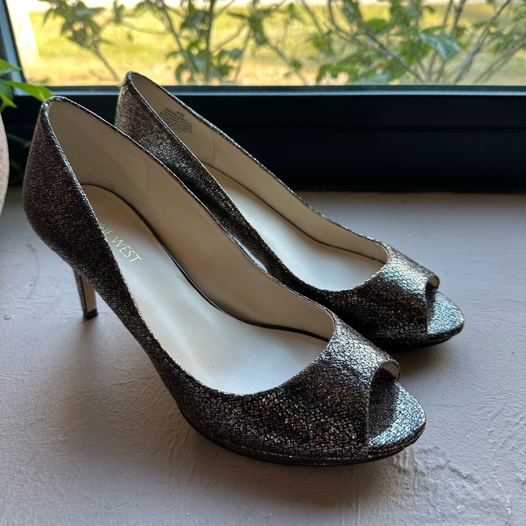 Nine West Silver Glitter Peep-Toe Pump Heels Size 8m